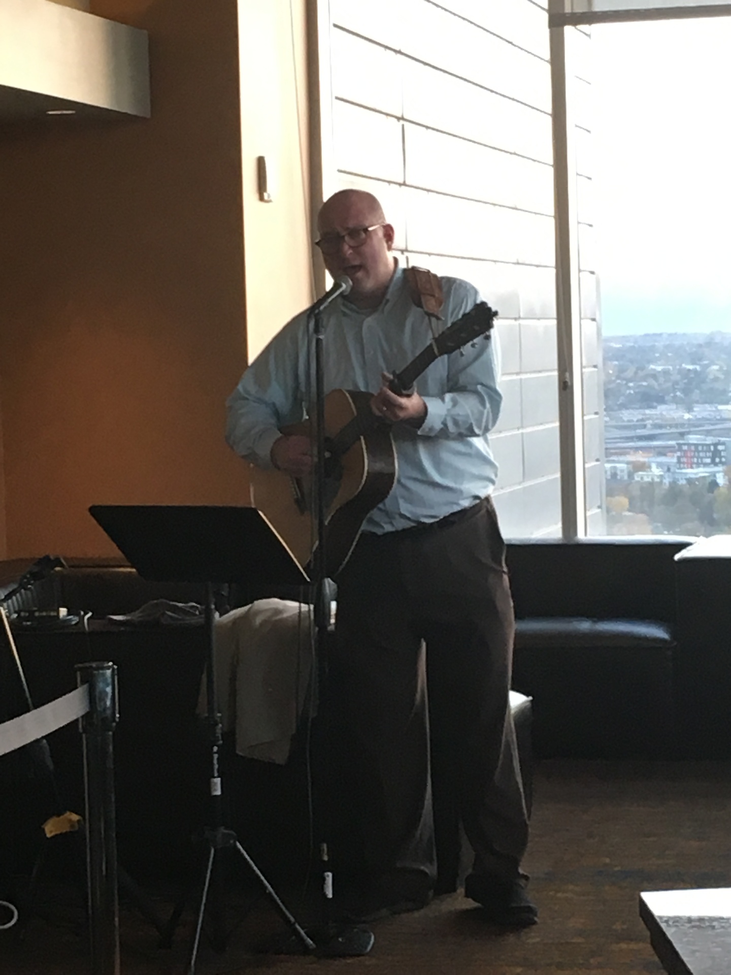 Acoustic set with a city view